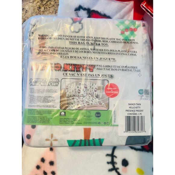 Hello Kitty Faux Fur Christmas throw 50 70 with matching 3 piece flannel twin - Picture 3 of 7